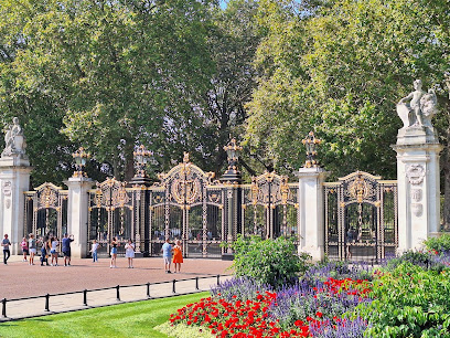 Canada Gate, London